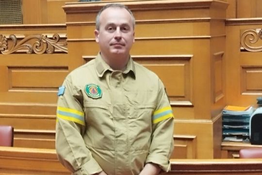 Ο Νίκος Στραβοδήμος, μέλος του Δ.Σ. και υπεύθυνος δημοσίων σχέσων του Πανελλήνιου Σωματείου Συμβασιούχων Πυροσβεστών (ΠΑΣΣΥΠ)